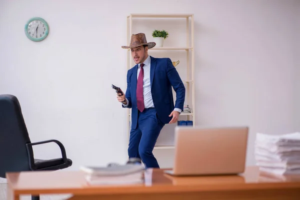 Jeune homme d'affaires cow-boy travaillant sur le lieu de travail — Photo