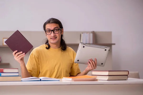 Evde sınava hazırlanan genç bir erkek öğrenci. — Stok fotoğraf