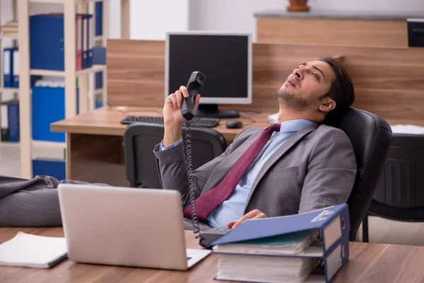 Empleado joven empresario que trabaja en la oficina — Foto de Stock