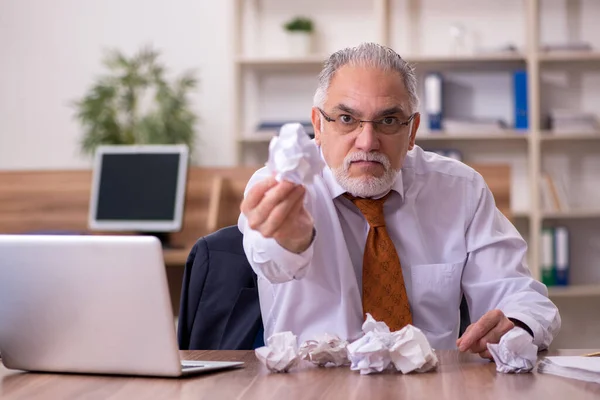 Gammal manlig anställd i pappersåtervinningskoncept — Stockfoto