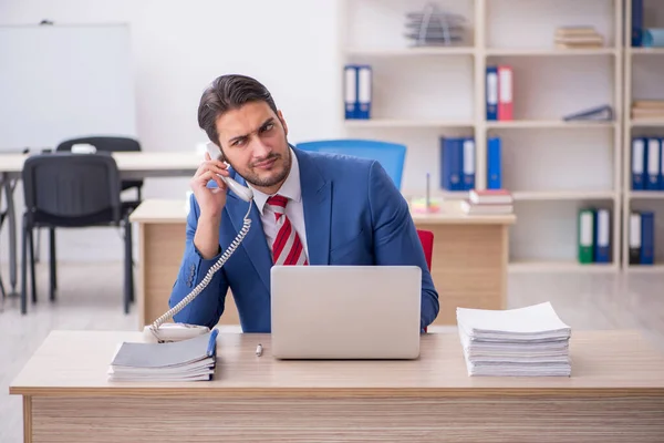 Giovane dipendente attraente che lavora in ufficio — Foto Stock