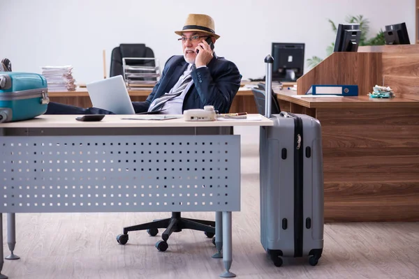 Viejo empleado que se prepara para viajar en la oficina —  Fotos de Stock