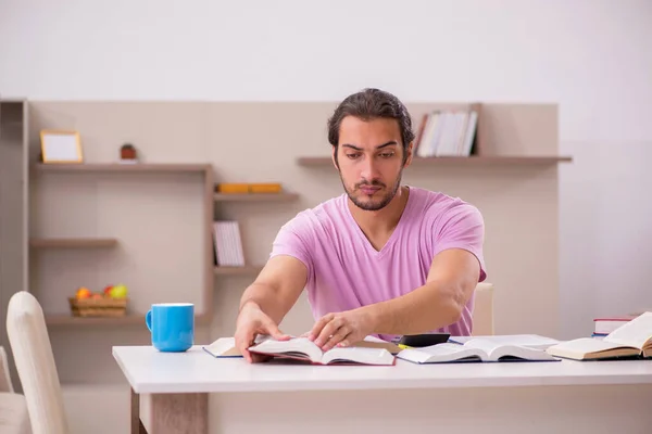 Jeune étudiant masculin se préparant aux examens à la maison — Photo