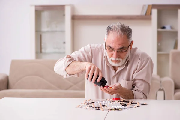 Viejo enfermo sufriendo en casa —  Fotos de Stock