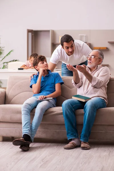 Tre generationer hemma under pandemin — Stockfoto