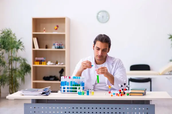 Young male chemist working in the lab — Stock Photo, Image