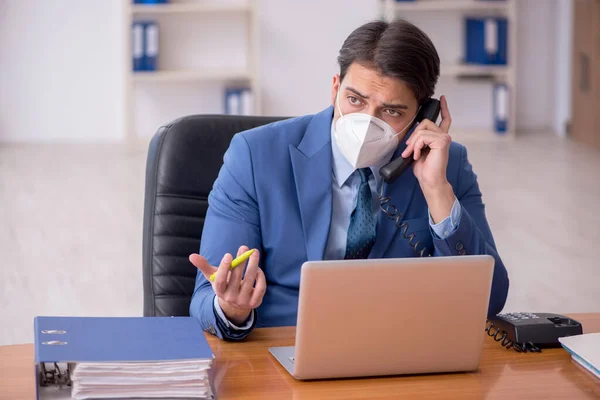 Ung affärsman anställd som arbetar på kontoret under pandemi — Stockfoto