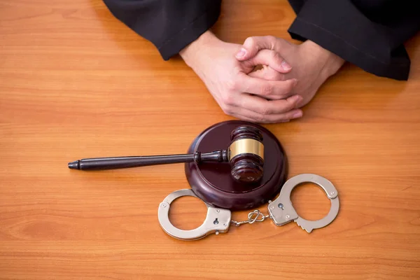 Juez joven trabajando en la sala del tribunal —  Fotos de Stock