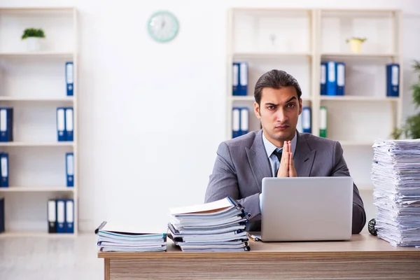 Junge männliche Mitarbeiter unzufrieden mit exzessiver Arbeit — Stockfoto