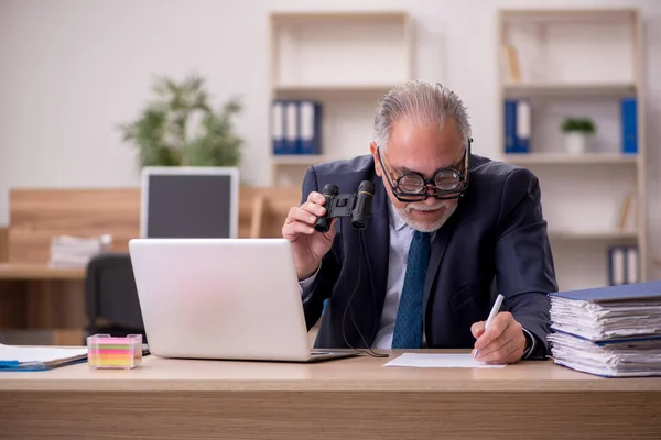 Stary audytor męski pracownik nosi wiele okularów w miejscu pracy — Zdjęcie stockowe
