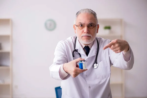 Aşı konseptinde yaşlı bir doktor. — Stok fotoğraf