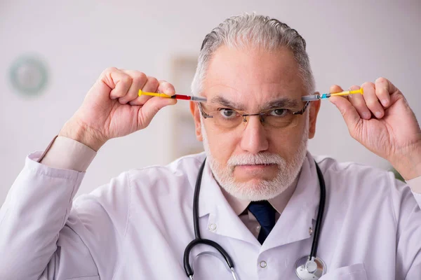 Aşı konseptinde yaşlı bir doktor. — Stok fotoğraf