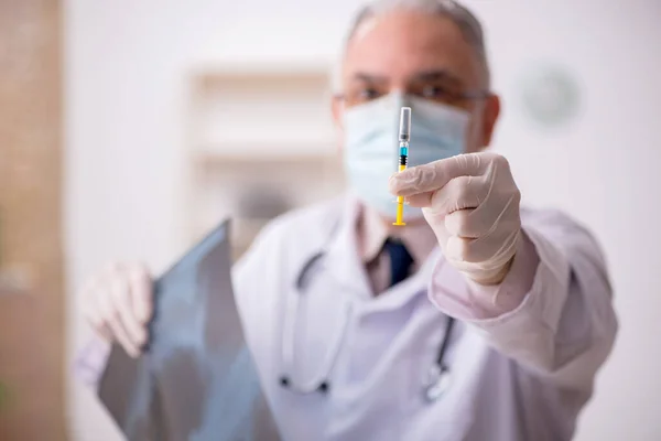 Gammal manlig röntgenläkare i vaccinationskonceptet — Stockfoto