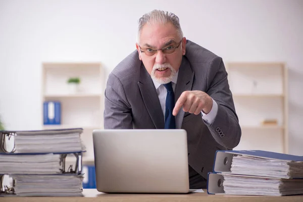 Velho funcionário masculino infeliz com excesso de trabalho no escritório — Fotografia de Stock