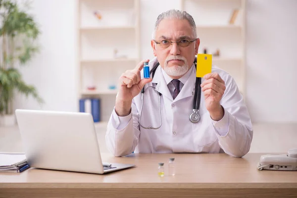 Médico idoso em pagamento com cartão de crédito e conceito de vacinação — Fotografia de Stock