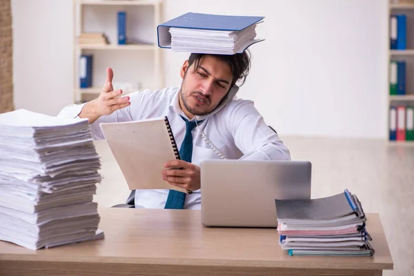 Jovem empresário empregado infeliz com excesso de trabalho no escritório — Fotografia de Stock