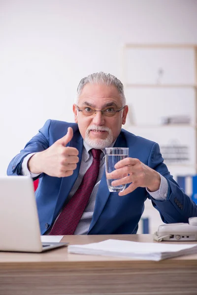 Viejo empleado y demasiado trabajo en la oficina — Foto de Stock