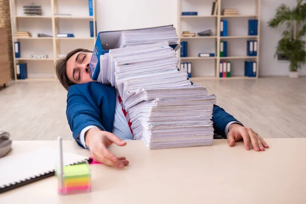 Empleado joven empresario descontento con el trabajo excesivo en la oficina — Foto de Stock