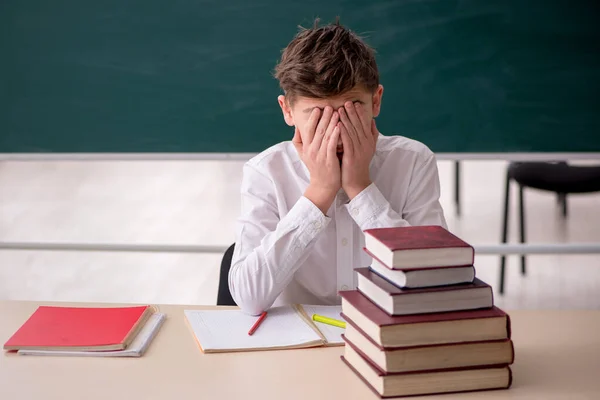 Junge sitzt im Klassenzimmer — Stockfoto