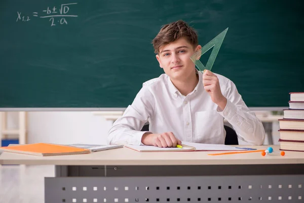 Estudante estudando matemática na frente do quadro negro — Fotografia de Stock