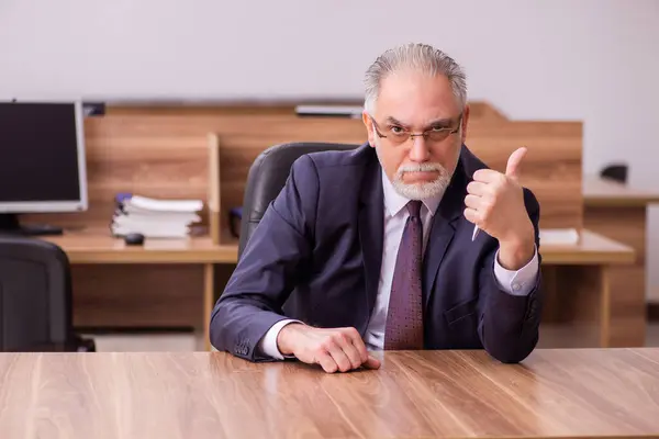 Old businessman employee sitting in the office — Stock Photo, Image