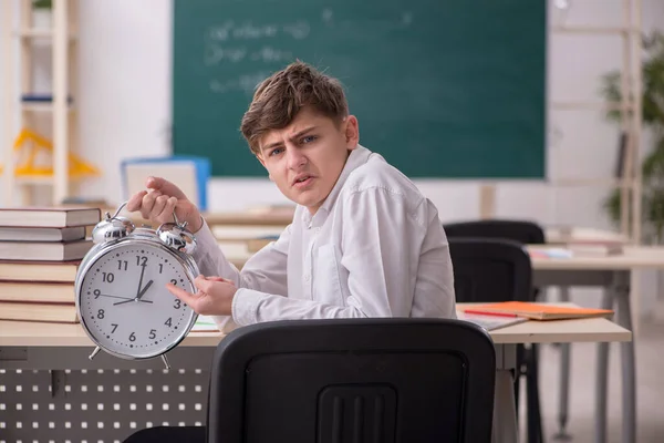 Mužský žák v konceptu time managementu — Stock fotografie