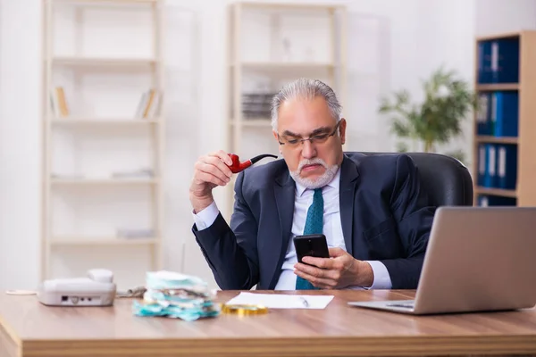 Old businessman employee in budget planning concept — Stock Photo, Image