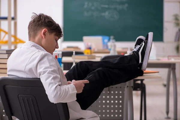 Colegial estudiando química en el aula —  Fotos de Stock