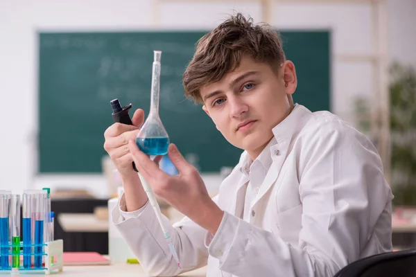 Školák studující chemii ve třídě — Stock fotografie