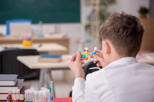 Iskolásfiú kémiát tanul az osztályteremben. — Stock Fotó