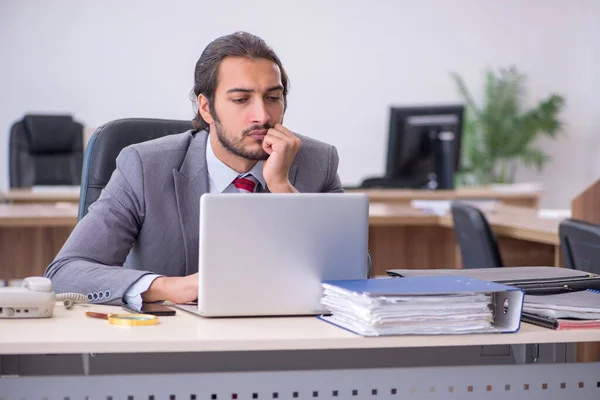 Junge männliche Angestellte im Büro — Stockfoto