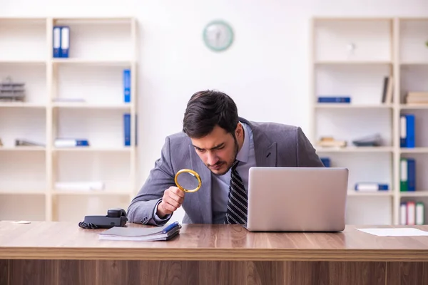 Jovem auditor bonito trabalhando no escritório — Fotografia de Stock