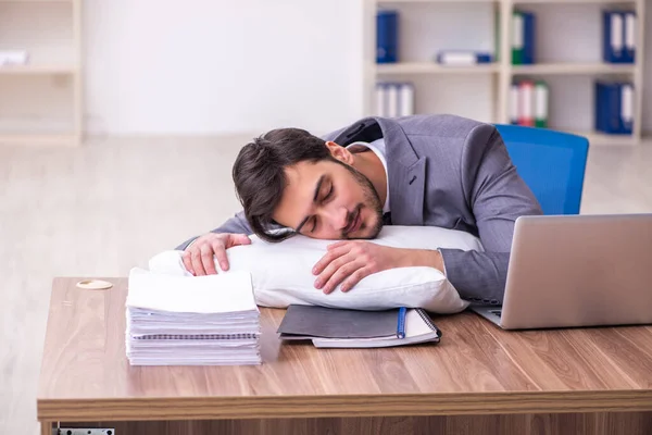 Junge männliche Angestellte in verschlafenem Konzept — Stockfoto