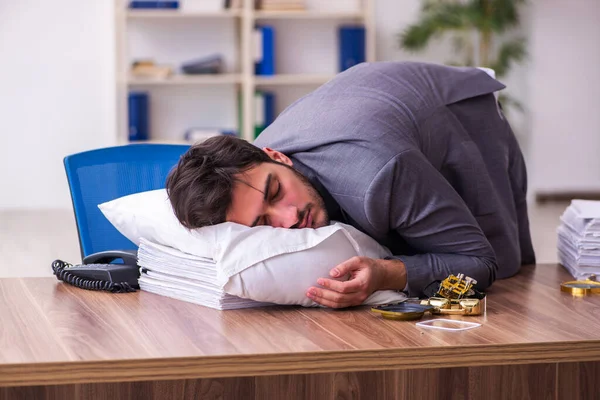 Jeune employé masculin dans un concept de sommeil excessif — Photo