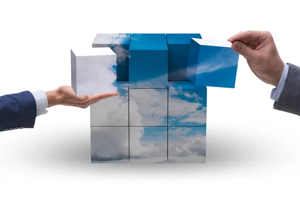 Empresário construindo cubo de nuvem com formas — Fotografia de Stock