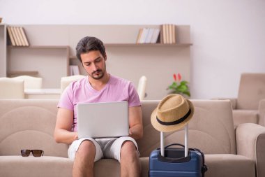 Genç adam eve gitmeye hazırlanıyor.