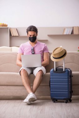 Genç adam salgın sırasında eve gitmeye hazırlanıyor.