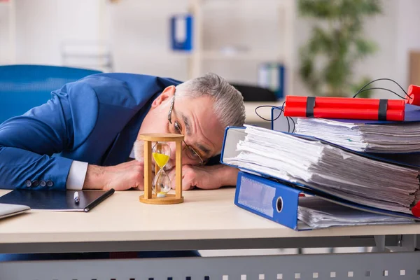 Gammal manlig anställd med dynamit på kontoret — Stockfoto