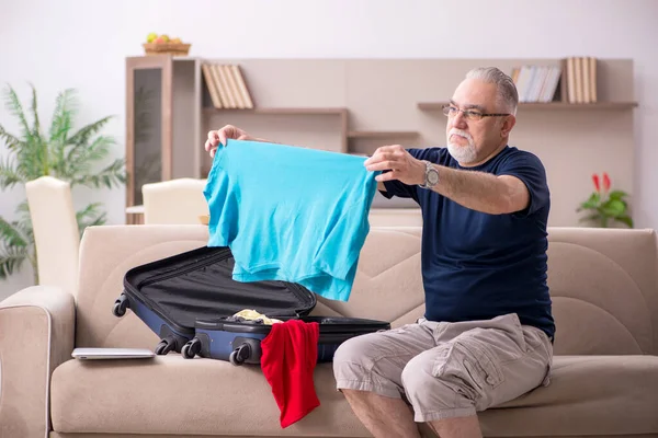 Velho se preparando para a viagem em casa — Fotografia de Stock