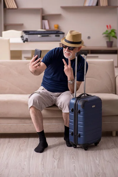 Viejo preparándose para el viaje a casa — Foto de Stock