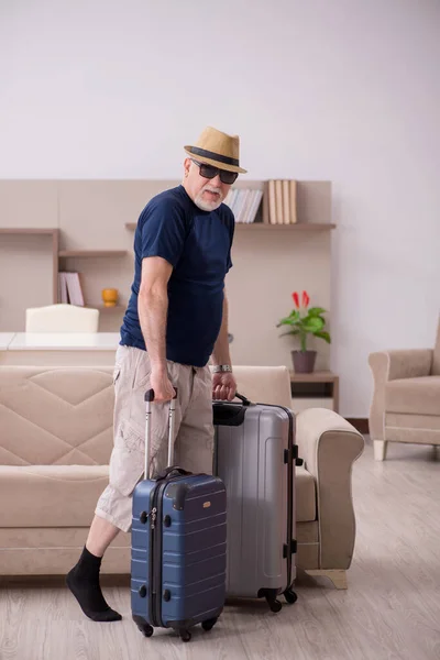 집에서 여행 할 준비를 하는 노인 — 스톡 사진