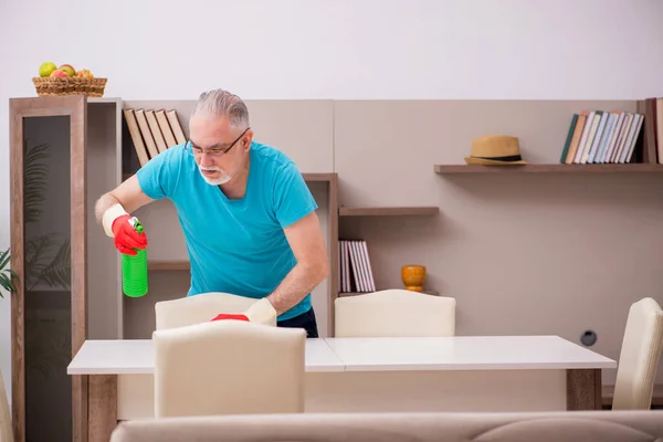 Viejo limpiando la casa — Foto de Stock