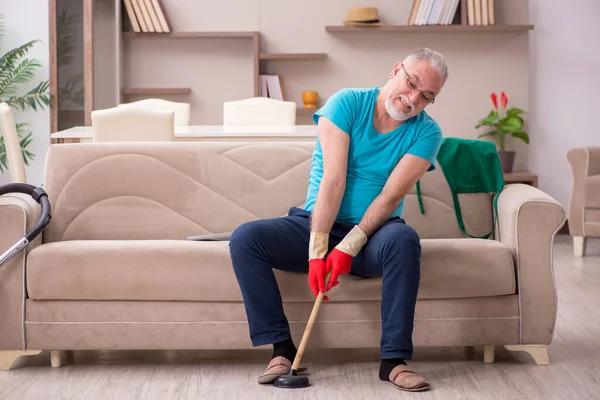 Oude man doet sanitair thuis — Stockfoto