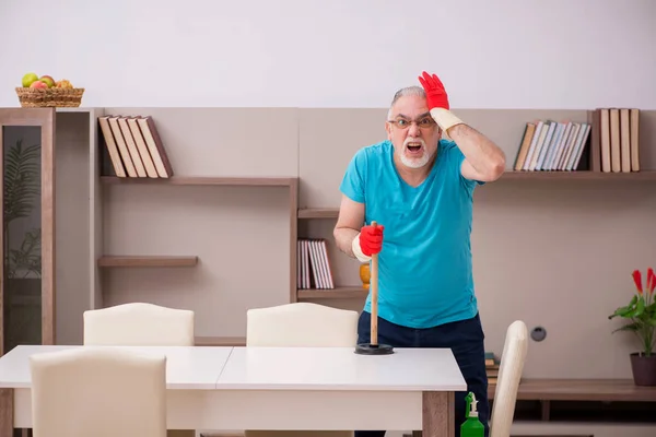 Viejo haciendo plomería en casa — Foto de Stock