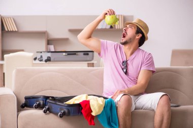 Genç adam eve gitmeye hazırlanıyor.