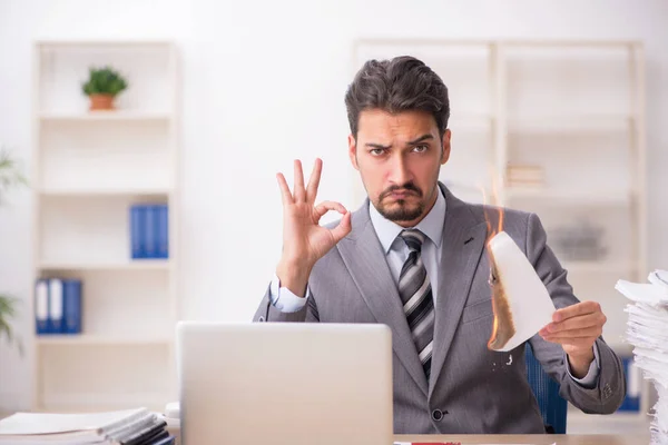 Junge männliche Angestellte unzufrieden mit exzessiver Arbeit im Büro — Stockfoto