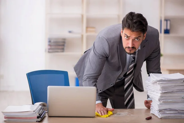 Jovem funcionário masculino infeliz com excesso de trabalho no escritório — Fotografia de Stock