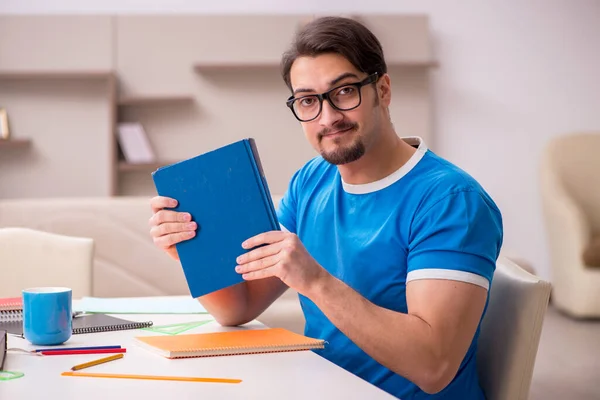 Junge männliche Studenten studieren zu Hause — Stockfoto