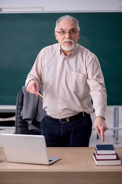 칠판 앞에서 노인 남자 교사 — 스톡 사진