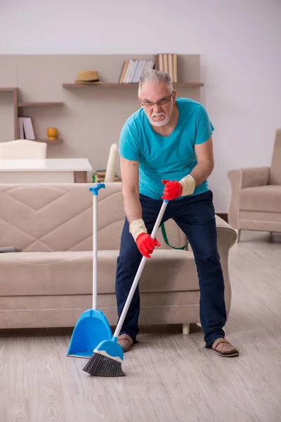 Le vieil homme nettoie la maison — Photo